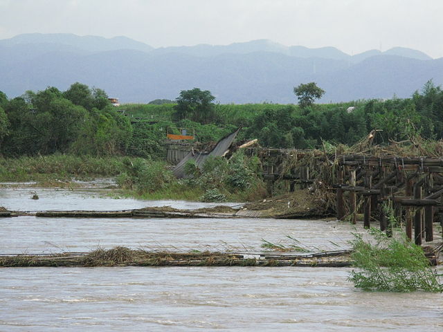Kozuya Bashi (上津屋橋) following a flood in October 2009