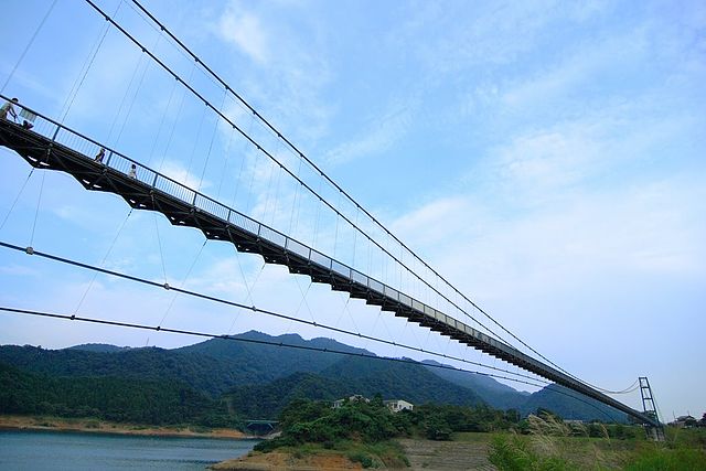 Pedestrian suspension bridge at Lake Miyagase (宮ヶ瀬), Kanagawa, Japan