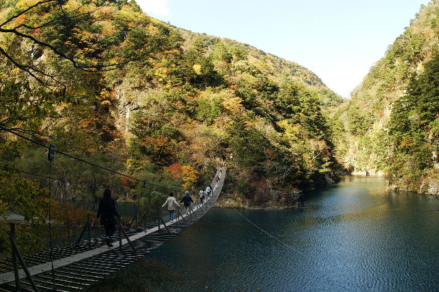 The Yume Suspension Bridge (夢の吊橋) over the Oma Reservoir in Shizuoka Prefecture