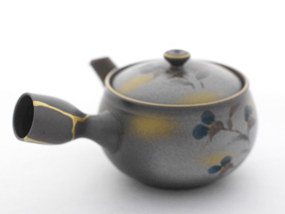 A teapot whose handle has been repaired using kintsukuroi