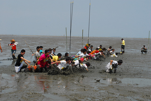 Men running through mud at the Kashima Gatalympics