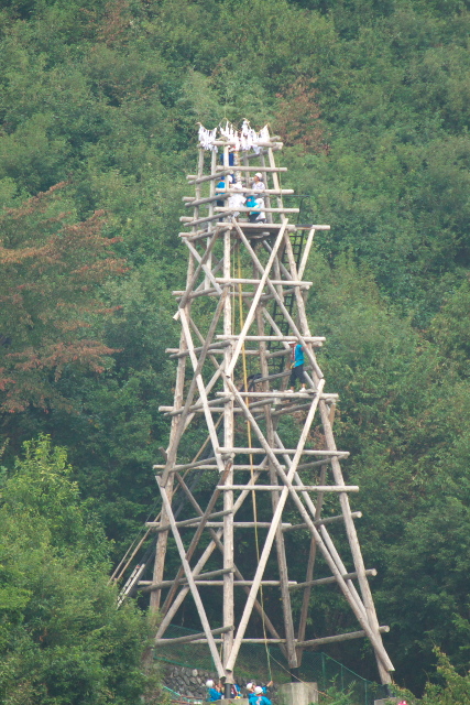A team on the launch tower, setting up their rocket
